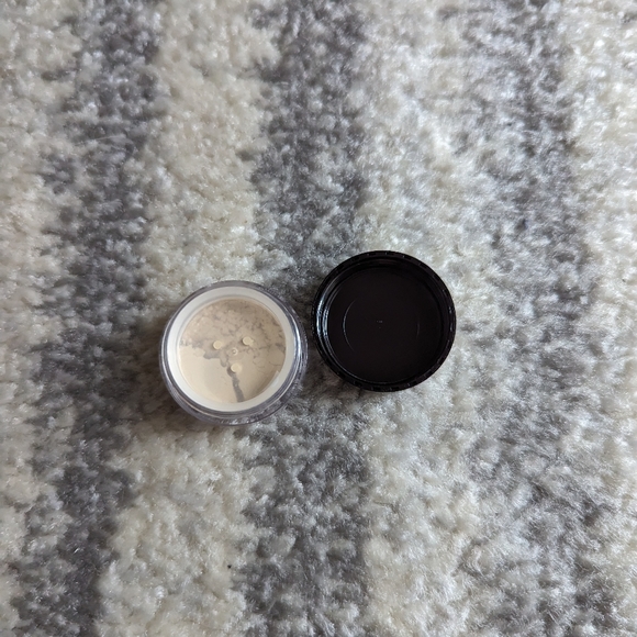 Translucent Setting Powder - Picture 1 of 9